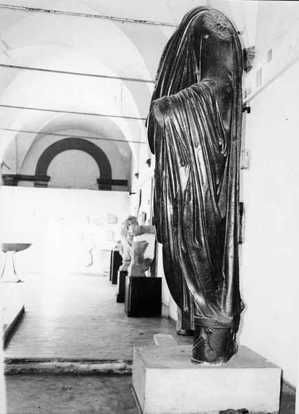 013487 - reperto - Curia, operazioni di trasporto della statua in porfido dal Chiostro alle Curia, 1990; Neg. Serie 6 x 6, Nr. 17636