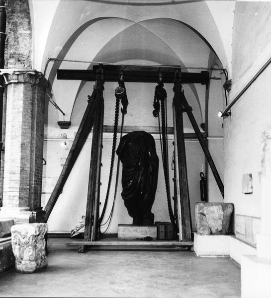 013489 - reperto - Curia, operazioni di trasporto della statua in porfido dal Chiostro alle Curia, 1990; Neg. Serie 6 x 6, Nr. 17642