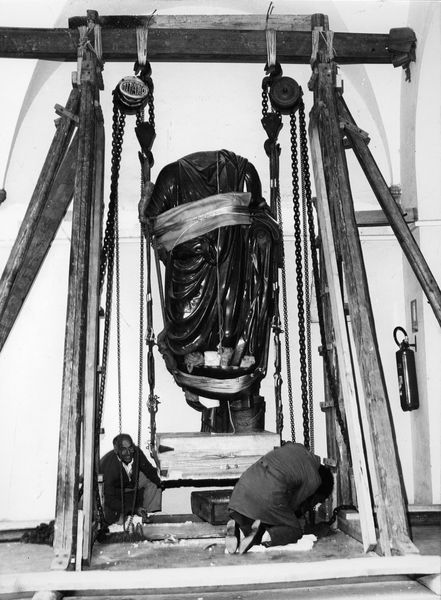 013493 - reperto - Curia, operazioni di trasporto della statua in porfido dal Chiostro alle Curia, 1990; Neg. Serie 6 x 6, Nr. 17639 bis