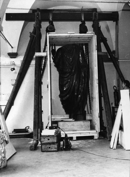013494 - reperto - Curia, operazioni di trasporto della statua in porfido dal Chiostro alle Curia, 1990; Neg. Serie 6 x 6, Nr. 17645