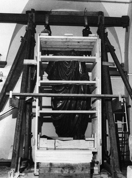 013496 - reperto - Curia, operazioni di trasporto della statua in porfido dal Chiostro alle Curia, 1990; Neg. Serie 6 x 6, Nr. 17646