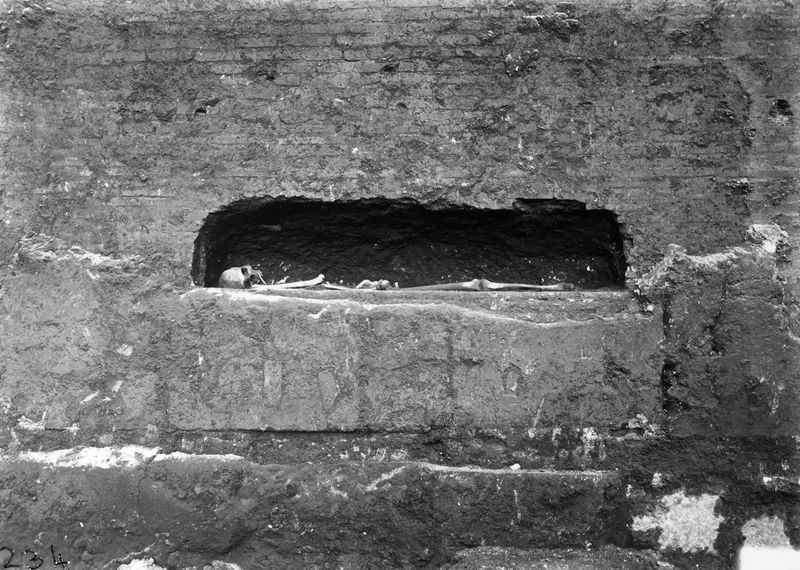 013507 - reperto - Curia, tomba medievale; Neg. Serie F, Nr. 2138