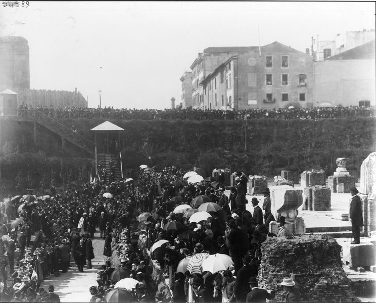 012303 - monumento - Basilica Giulia, vedute, il Vicus Tuscus durante la visita di Umberto e Margherita di Savoia agli scavi; neg. serie C, n. 89