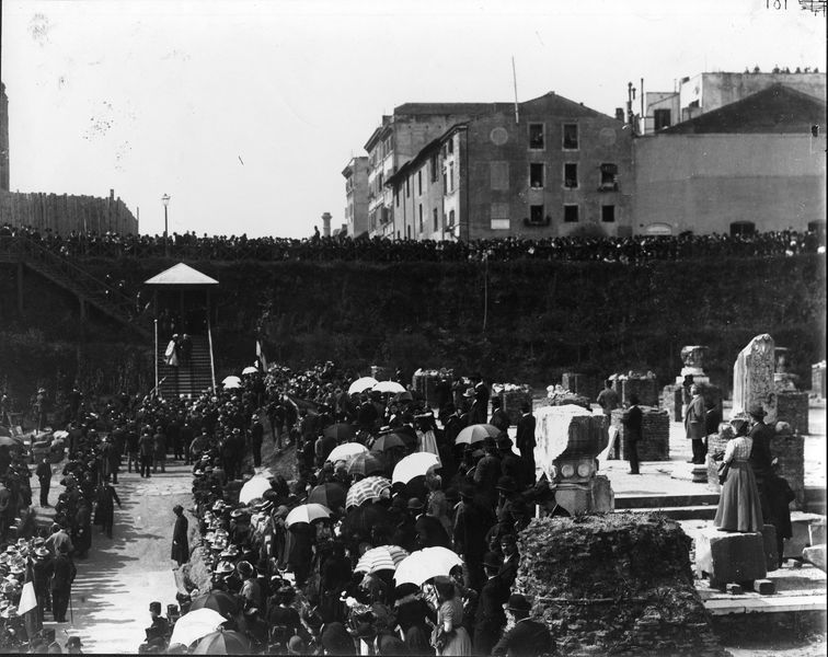 012304 - monumento - Basilica Giulia, vedute, il Vicus Tuscus durante la visita di Umberto e Margherita di Savoia agli scavi; neg. serie C, n. 101