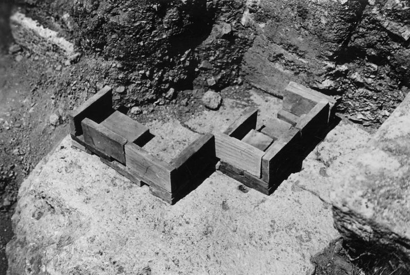 013310 - reperto - Curia, impronta del pilastro adiacente alla facciata lato verso l'Argileto, da dispositivo Ioppolo, stampate al rovescio; senza negativo