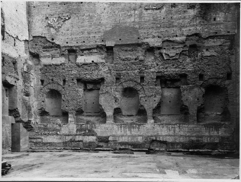 018371 - monumento - Tempio di Venere e Roma, cella occidentale prima del restauro; neg. serie E, n. 1267