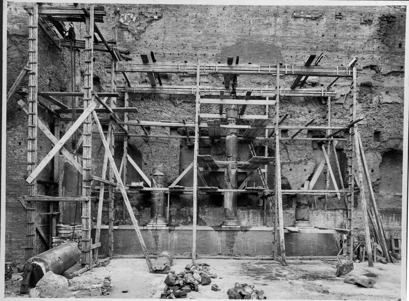 018402 - restauro - Tempio di Venere e Roma, cella occidentale, durante il restauro (22.08.1935); neg. serie E, n. 1285