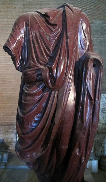 348px-Imperatore_togato_in_porfido,_forse_traiano,_da_retro_della_curia_02[1].jpg