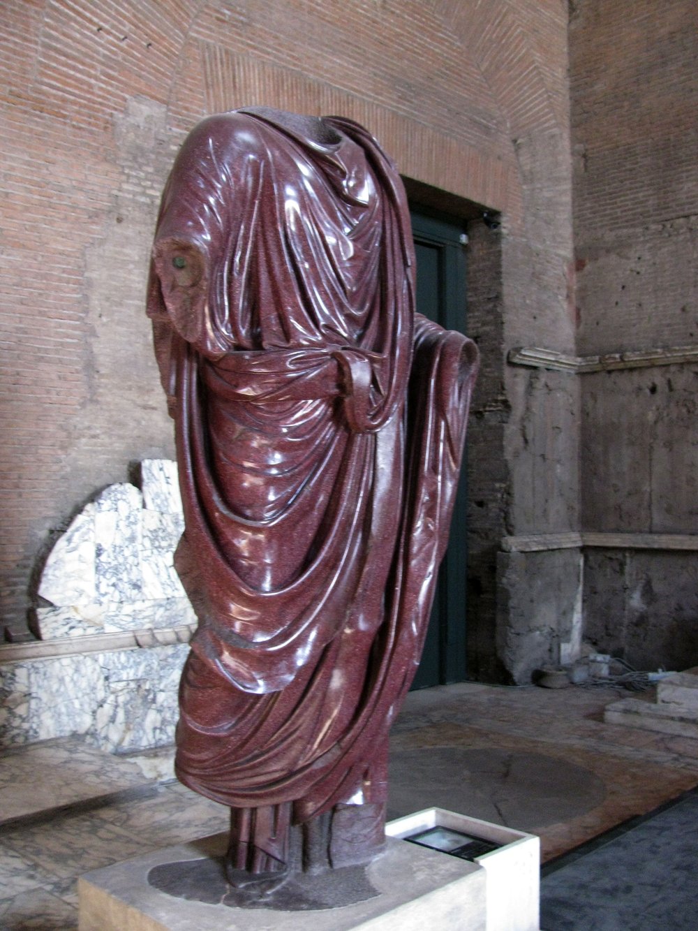 Roman_toga-Curia.jpg