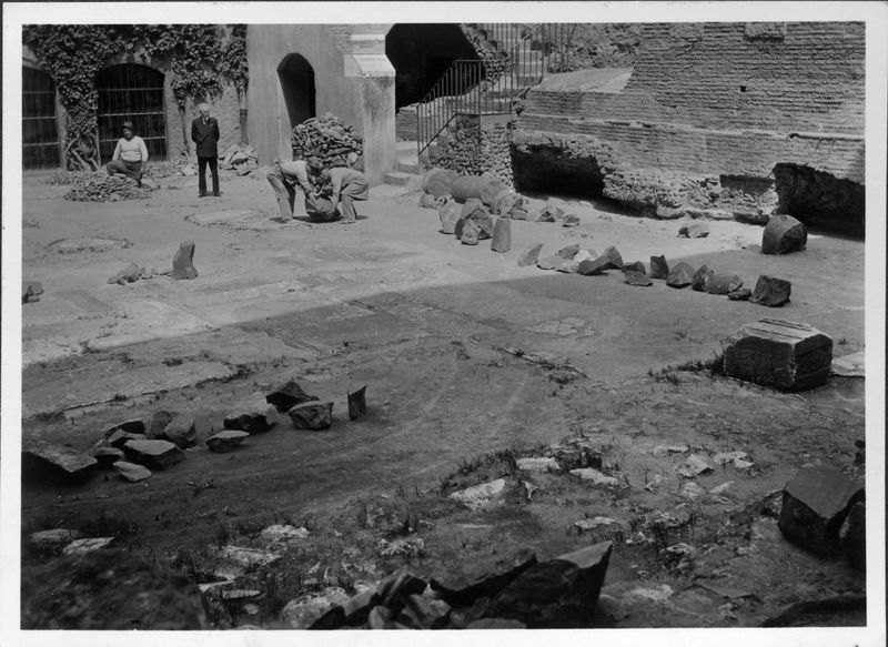 018397 - restauro - Tempio di Venere e Roma, cella occidentale, lavori preparatori per il  restauro; neg. serie F, n. 1311