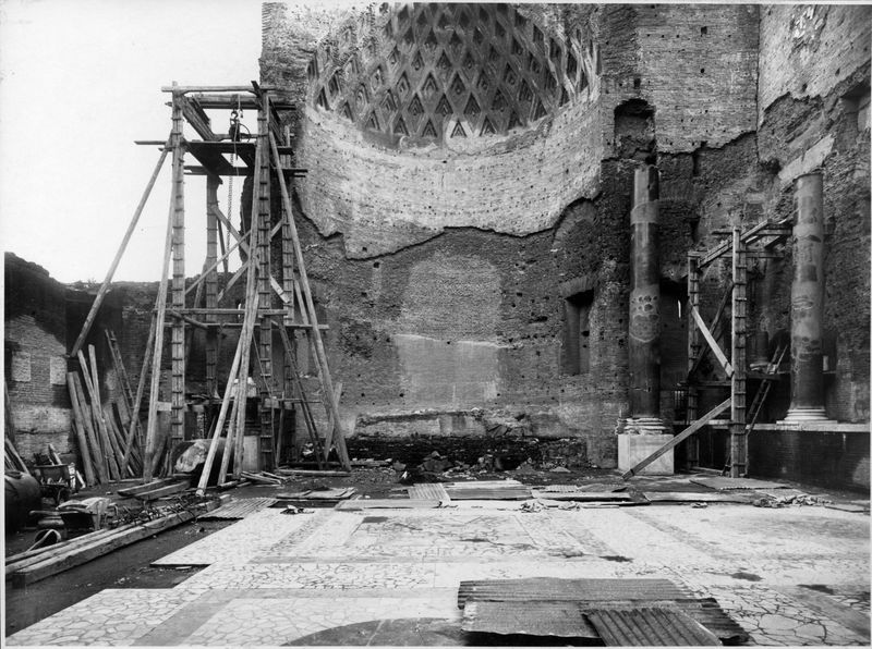 018406 - restauro - Tempio di Venere e Roma, cella occidentale, durante il restauro (02.12.1935); neg. serie E, n. 1286