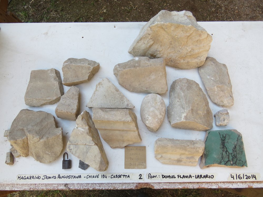Domus_flavia_larario2.jpg