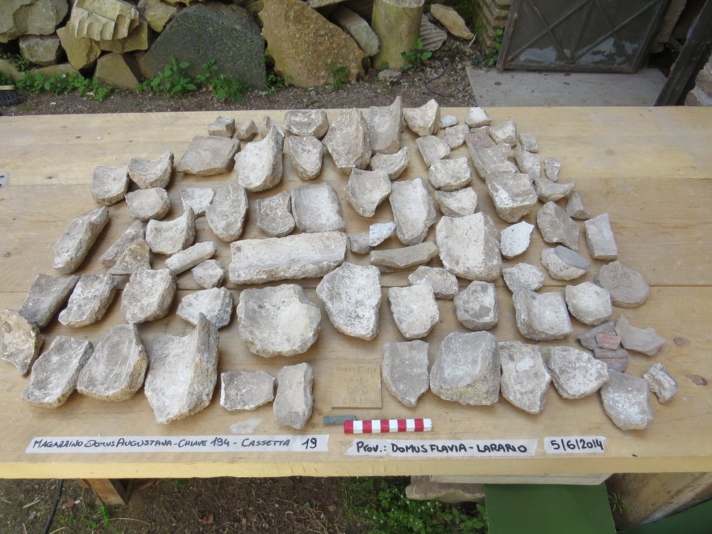 Domus flavia larario19.jpg