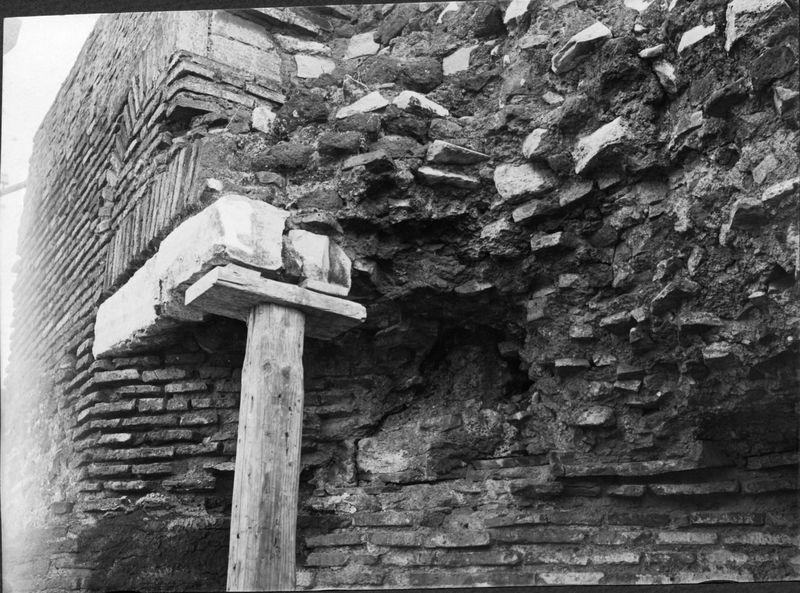 018414 - scavo archeologico - Tempio di Venere e Roma, cella occidentale, durante lo scavo; neg. serie F, n. 1324