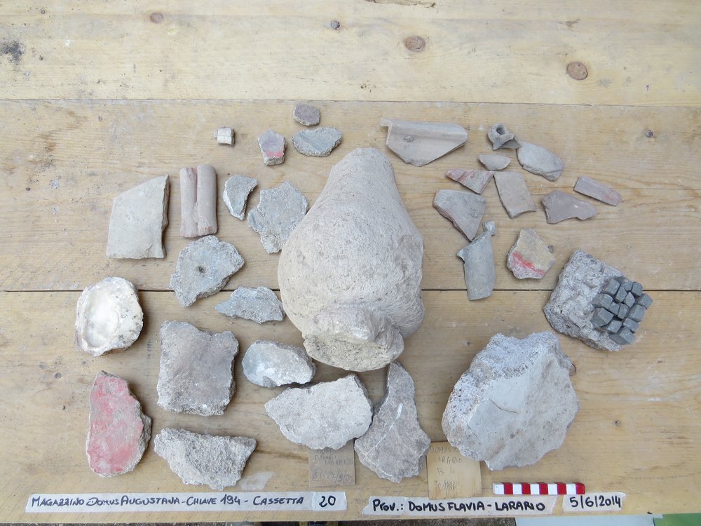 Domus flavia larario20.jpg