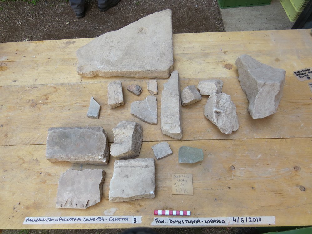 Domus flavia larario8.jpg