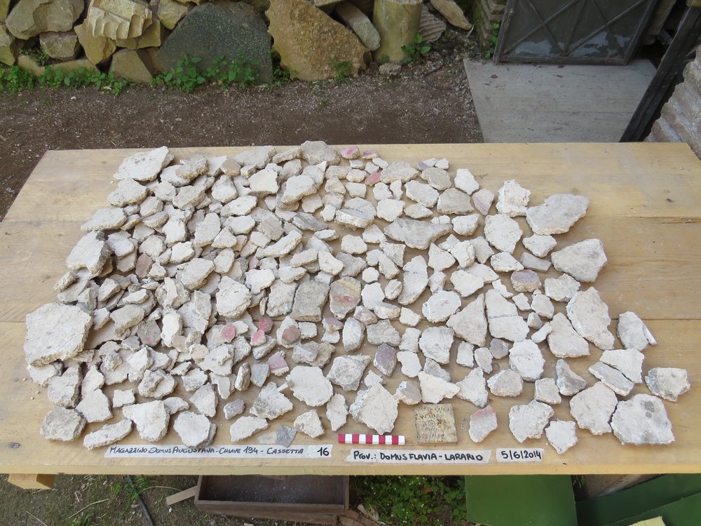 Domus flavia larario16.jpg