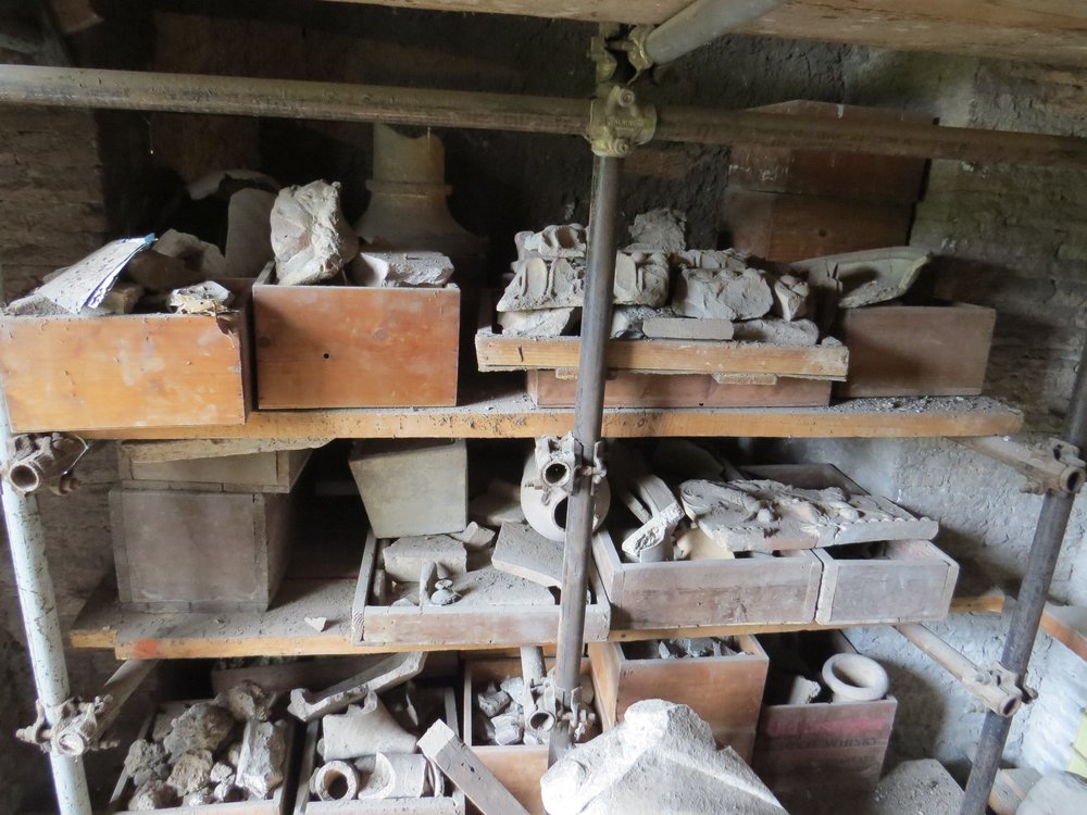scaffali del Piano Terra, lato A prima della pulizia.jpg