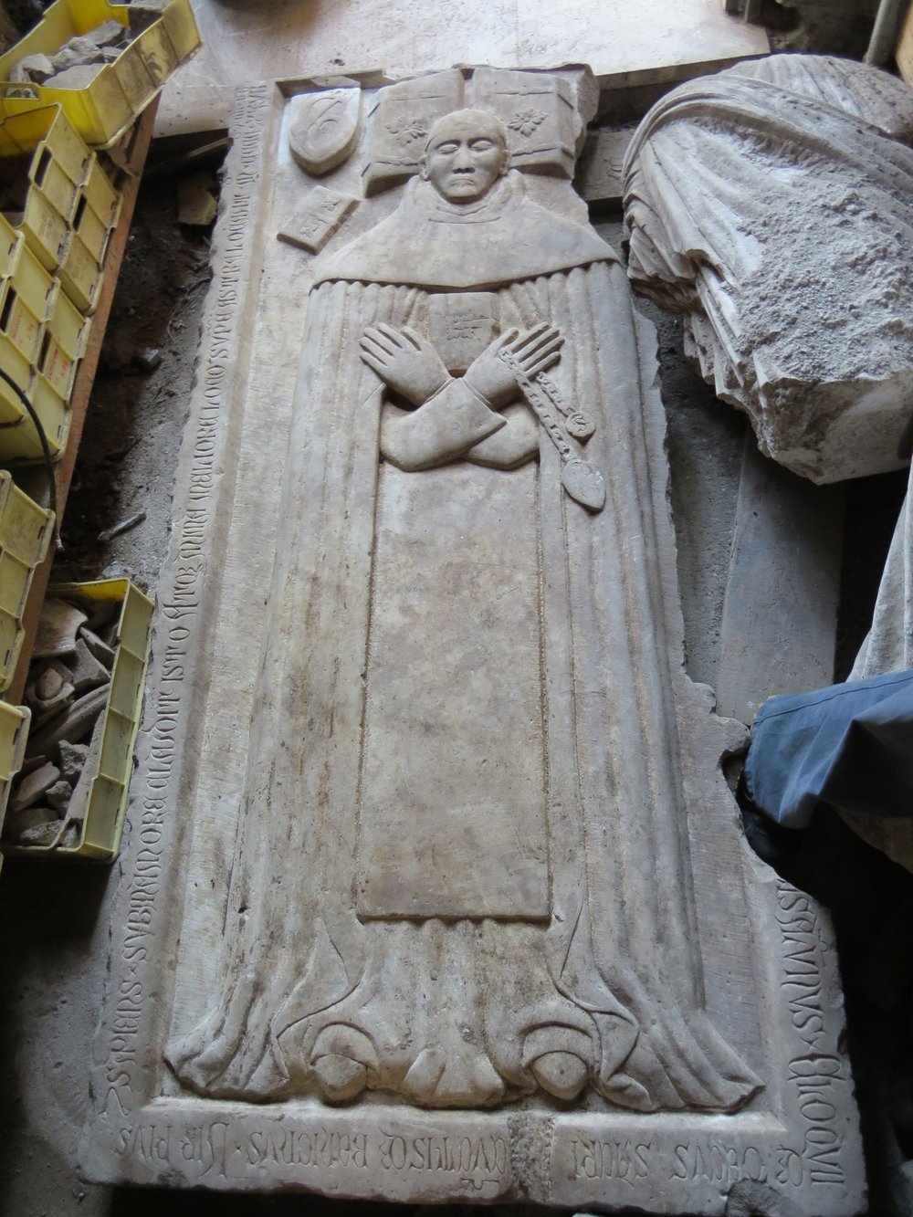 lastra tombale rinvenuta all'ingresso del piano terra.jpg