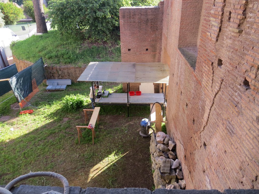 allestimento del tavolo da lavoro all'esterno del magazzino.jpg