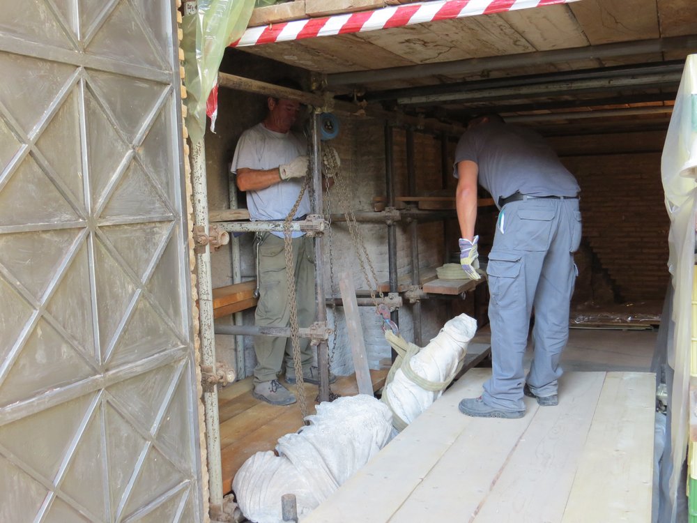 movimentazione delle statue marmoree all'ingresso del magazzino.jpg