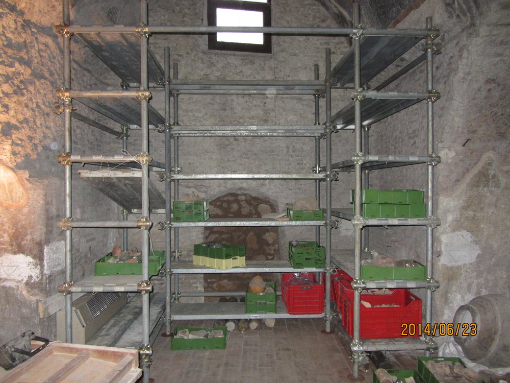 nuove scaffalature lato A Amb. 3.JPG