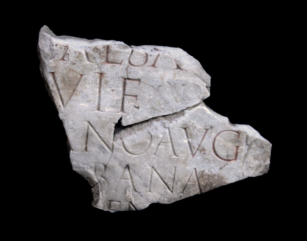 frammento iscrizione Vespasiano Augusto.tif