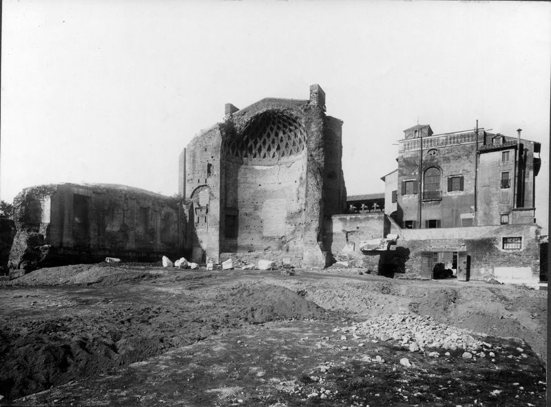 018442 - monumento - Tempio di Venere e Roma, prima del restauro;  neg. serie E, nÂ° 1296 (riproduzione 6x6 nÂ° 25440)