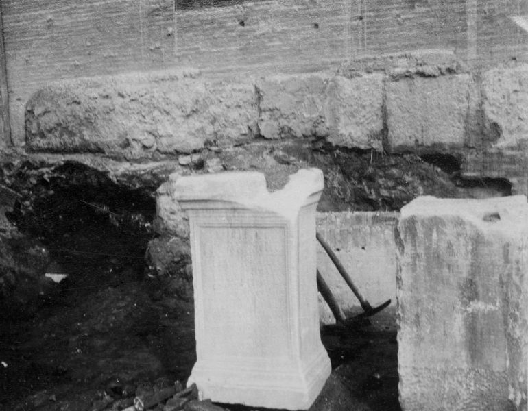 013256 - reperto - Curia, Area anteriore durante i lavori, [Basamento con iscrizione]; Neg. Serie A, Nr. 312