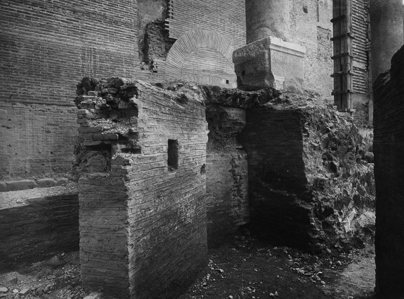 013212 - restauro - Curia, Interno della Chiesa medievale durante i lavori; Gab. Fot. Naz. Neg. Serie E, Nr. 42715