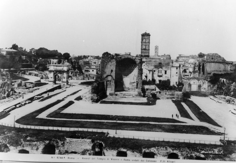 018467 - monumento - Tempio di Venere e Roma, veduta dal Colosseo (foto Alinari) ; neg. serie 6x6 nÂ° 19585