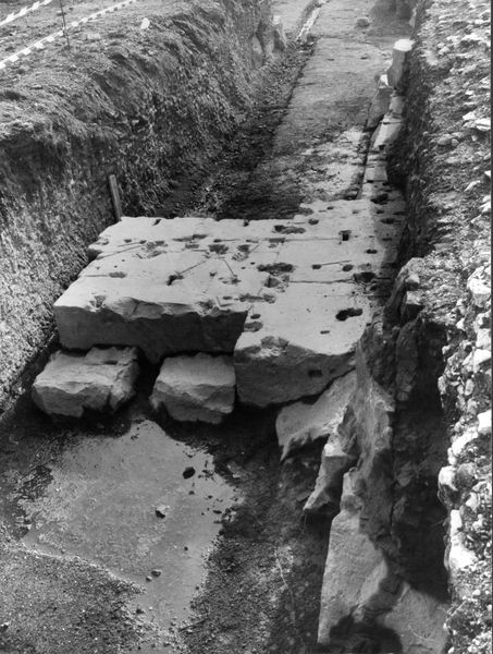 018482 - scavo archeologico - Tempio di Venere e Roma, blocchi di peperino della fondazione; senza negativo