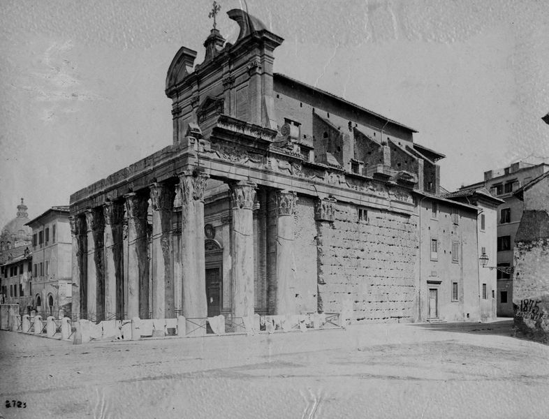 019829 - monumento - Tempio di Antonino e Faustina, veduta del angolo anteriore del fronte orientale, durante l'ultimo quarto del XIX secolo