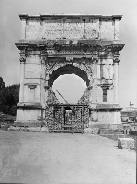 015988 - restauro - Foro Romano, Arco di Tito, protezione antiaerea, il versante est (foto Reale); senza negativo