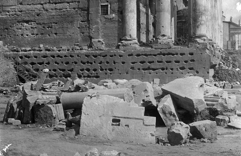 011431 - scavo archeologico - Basilica Emilia, scavi 1899, saggi a ridosso del Tempio di Antonino e Faustina. Senza negativo