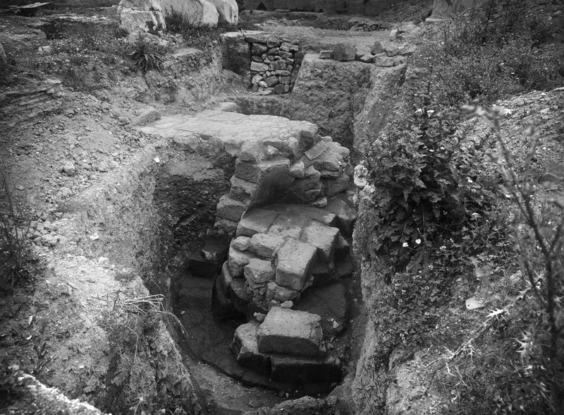 011556 - scavo archeologico - Basilica Emilia, cisterna repubblicana 1946. Neg. serie E nÂ°27.105