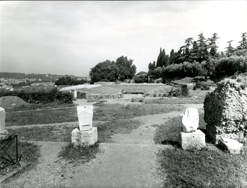 002763 - monumento - Casa di Livia, peristilio: veduta generale del peristilio da sud-est, con particolare della copertura in ondolux (luglio 1967).

Neg. serie F nÂ° 2744