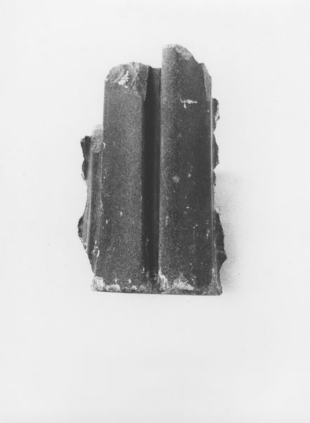 003402 - reperto - Palatino, Domus Augustana, frammento di scultura in basalto,  (1964); neg. serie 6x6, n. 20011, 20016