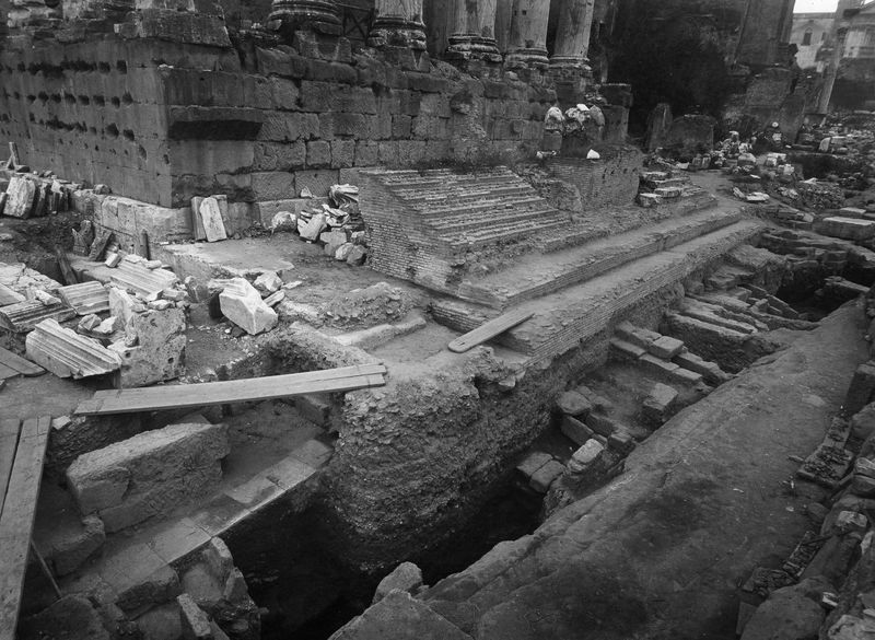 019867 - scavo archeologico - Tempio di Antonino e Faustina, scavo dei tre gradini inferiori della gradinata, fino al piano dell'antica Via Sacra; neg. serie E, n. 204