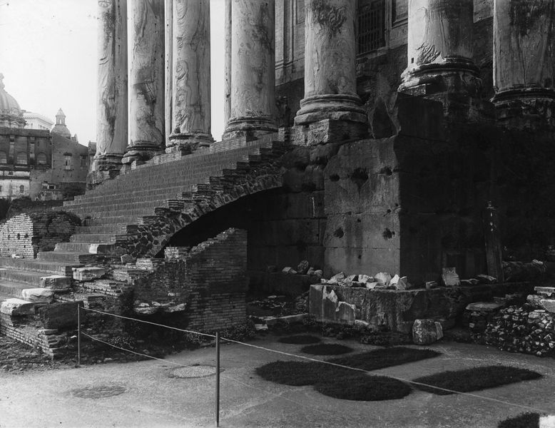 019868 - monumento - Tempio di Antonino e Faustina, gradinata (e stilobate) restaurata; neg. serie E, n. 1875
