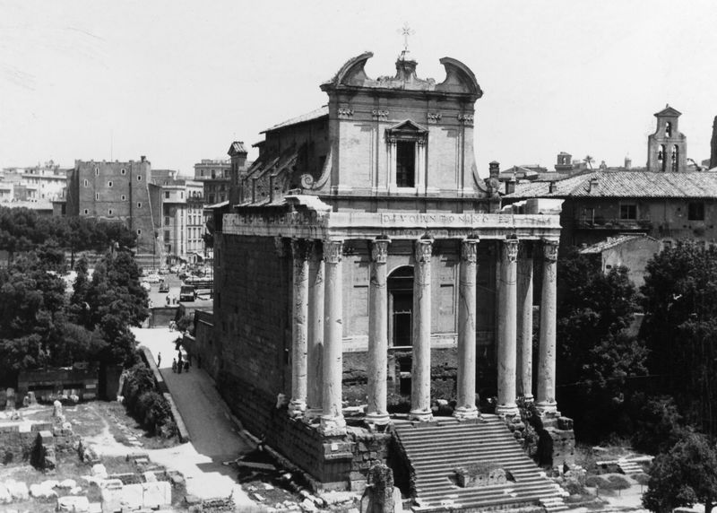 019873 - monumento - Tempio di Antonino e Faustina, veduta frontale dal Tempio dei Castori, dopo gli scavi della Basilica Emilia; film n.16, n.4