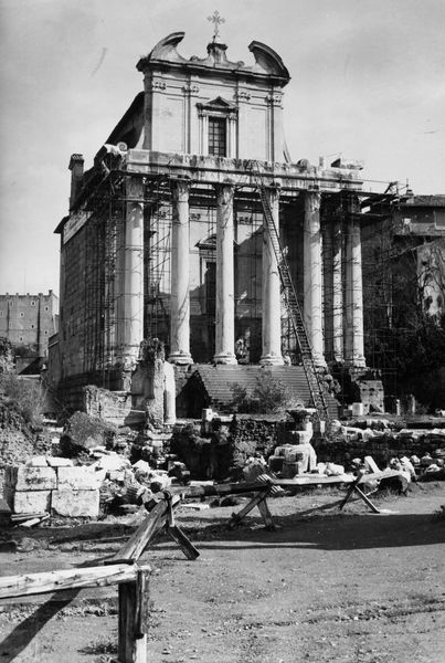 019874 - restauro - Tempio di Antonino e Faustina, veduta frontale durante i lavori di restauro dell'ottobre 1961; neg. serie 6x9, n. 535