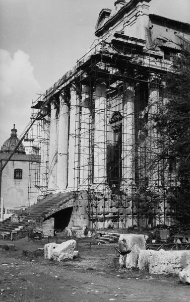 019878 - restauro - Tempio di Antonino e Faustina, veduta dell'angolo orientale del colonnato, durante i lavori di restauro dell'ottobre 1961; neg. serie 6x9, n. 539