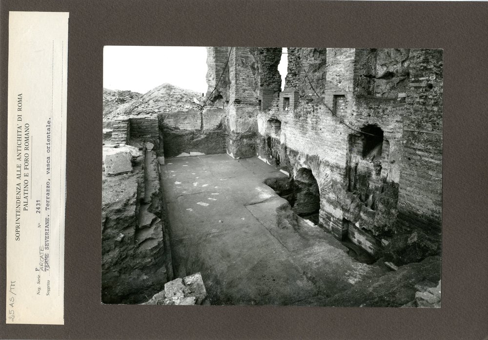 Terme di Massenzio 025.jpg