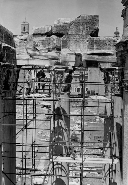 019883 - restauro - Tempio di Antonino e Faustina, lato interno, parte sinistra, della trabeazione, durante i lavori di restauro dell'ottobre 1961; neg. serie 6x9, n. 544