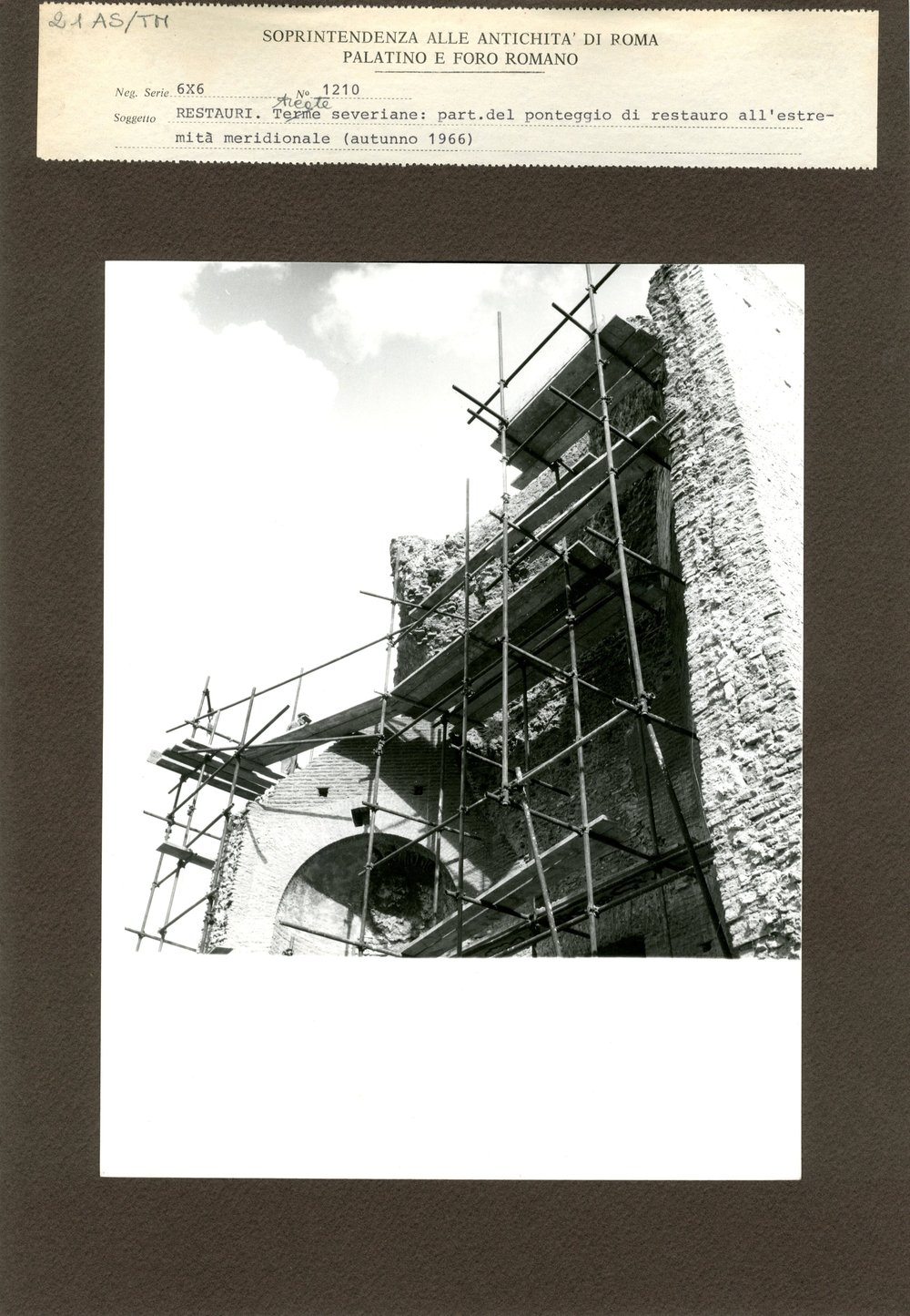 Terme di Massenzio 021.jpg