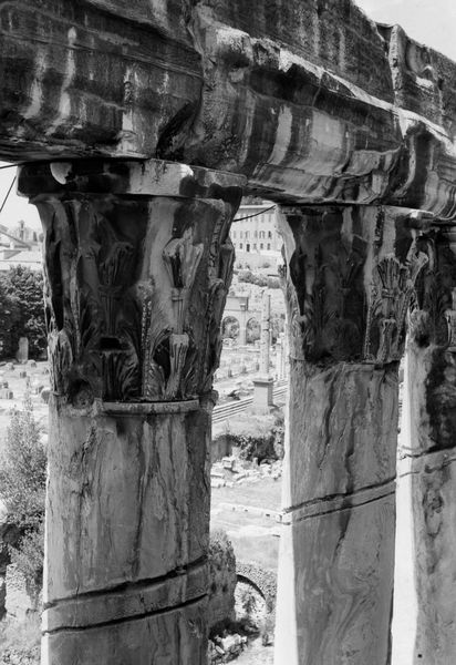 019886 - restauro - Tempio di Antonino e Faustina, lato interno, parte centrale, della trabeazione, durante i lavori di restauro dell'ottobre 1961; neg. serie 6x9, n. 547