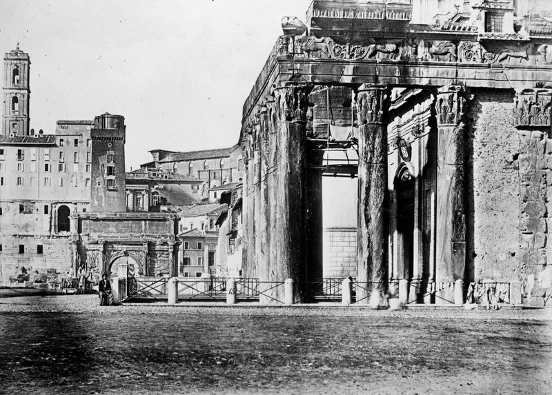 019836 - monumento - Tempio di Antonino e Faustina, veduta del angolo orientale del colonnato e della Via Sacra prima degli scavi, sullo sfondo l'Arco di Settimio Severo ; Museo di Roma, Eaten