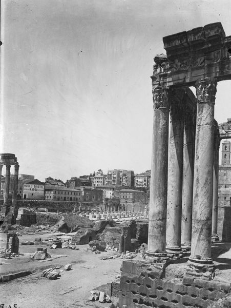 019851 - monumento - Tempio di Antonino e Faustina, veduta del angolo orientale del colonnato, in secondo piano la Regia, la Basilica Giulia e il Tempio dei Castori; neg. serie F, n. 505