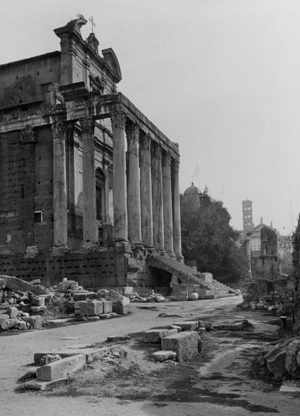 019870 - monumento - Tempio di Antonino e Faustina, veduta del angolo occidentale del colonnato nell'ottobre del 1929 (foto Arch. Chedanne); film n. 1492